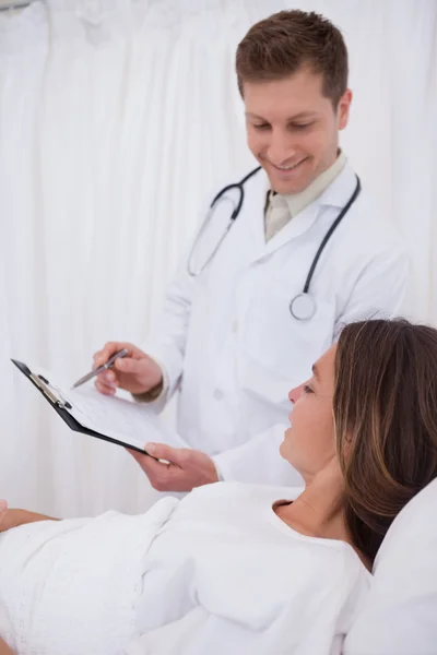 Doctor talking about further steps with his patient — Stock Photo, Image