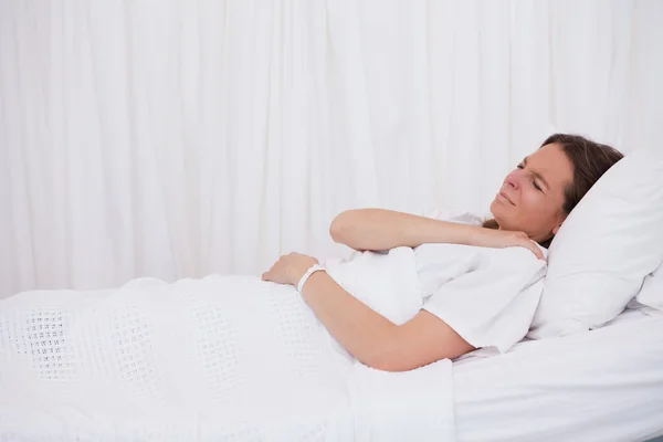 Boční pohled na ležící pacient pokrývající její rameno — Stock fotografie