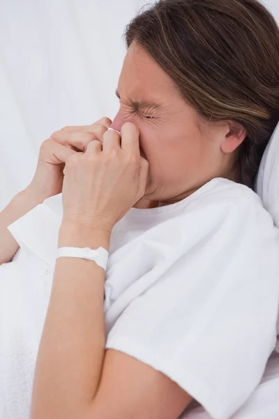 Vista lateral de las mujeres en la cama estornudos —  Fotos de Stock