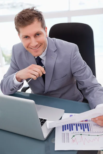 Businessman happy about market research results — Stock Photo, Image
