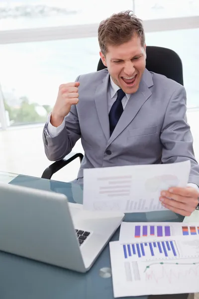 Businessman loves the result of market research — Stock Photo, Image