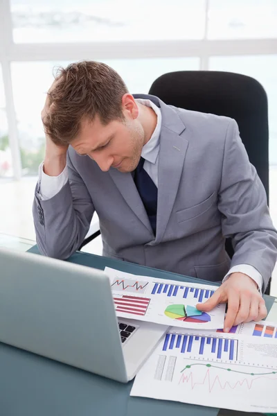 Businessman frustrated by market research results — Stock Photo, Image