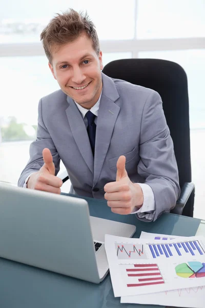 Empresário feliz dando polegares para cima — Fotografia de Stock