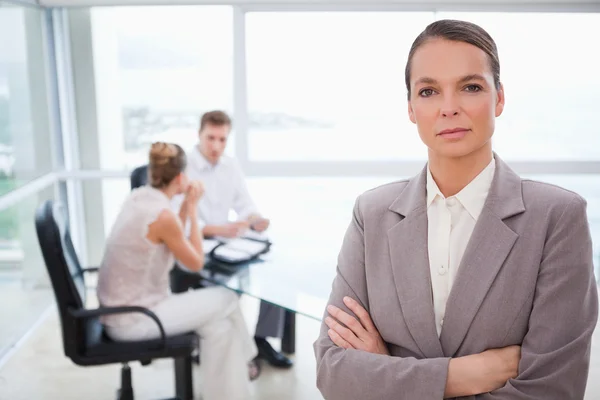Consultant standing with folded arms — Stock Photo, Image