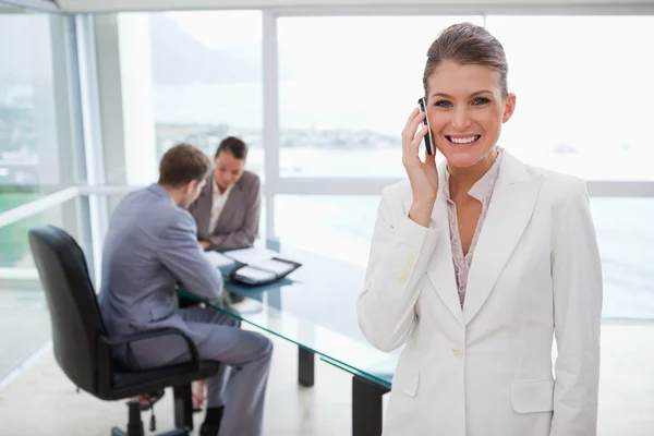 Uśmiechający się kierownik działu marketingu w telefonie — Zdjęcie stockowe