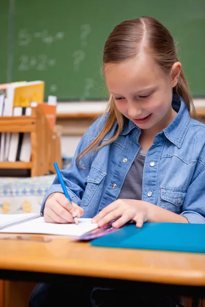Porträt einer Schülerin beim Schreiben — Stockfoto