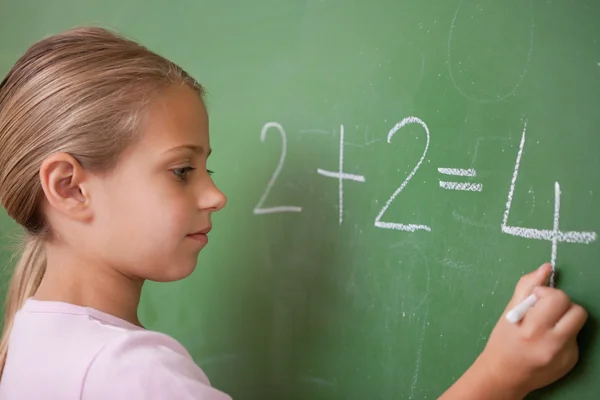 Kız öğrenci bir sayı yazma — Stok fotoğraf