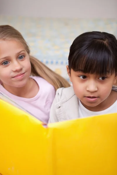 Portret van schoolmeisjes lezen — Stockfoto