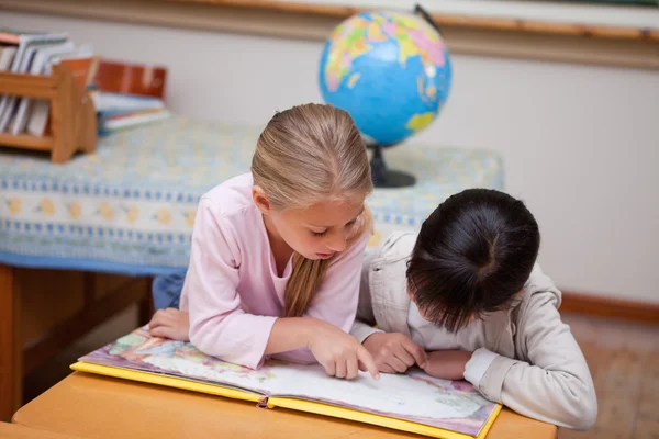Schoolmeisjes een sprookje lezen — Stockfoto