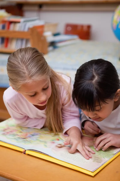 รูปภาพของเด็กนักเรียนอ่านนิทาน — ภาพถ่ายสต็อก