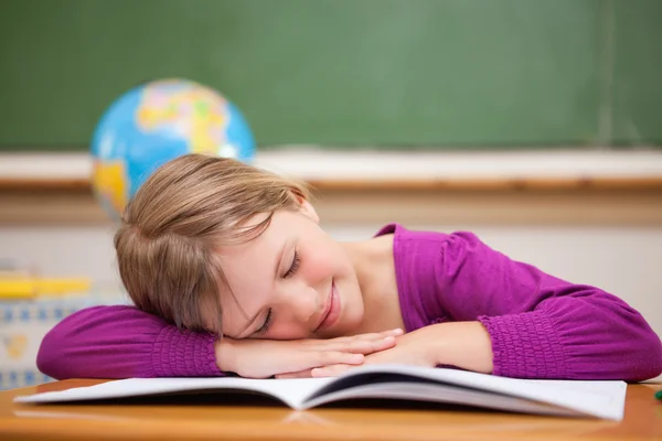 Μαθήτρια που κοιμάται στο γραφείο της — Φωτογραφία Αρχείου
