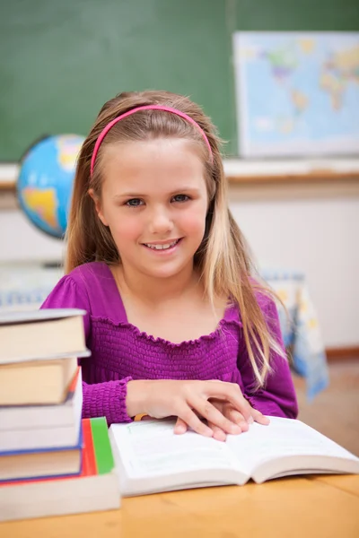 Portret van jonge schoolmeisje lezen van een boek — Stockfoto
