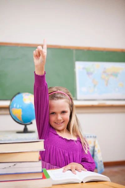 Portret młoda uczennica podnosząc jej rękę — Zdjęcie stockowe