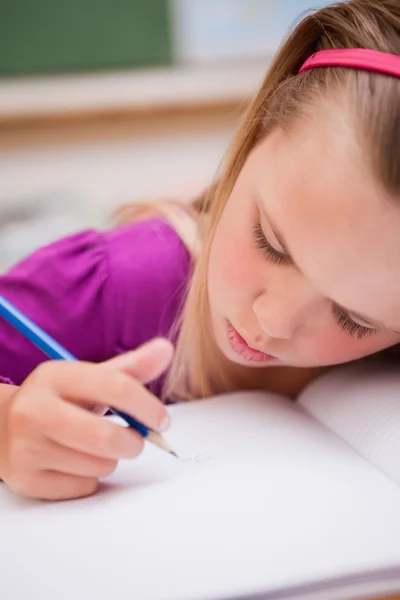 Retrato de uma jovem estudante escrevendo — Fotografia de Stock
