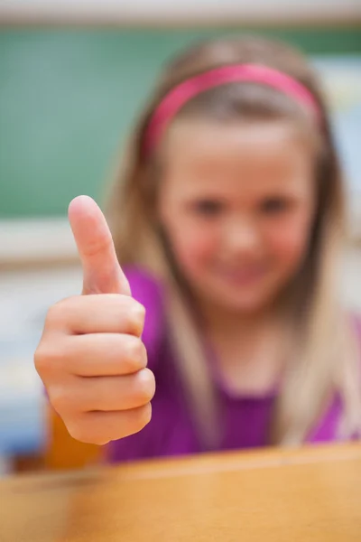 Portret van een schattige schoolmeisje met de duim omhoog — Stockfoto