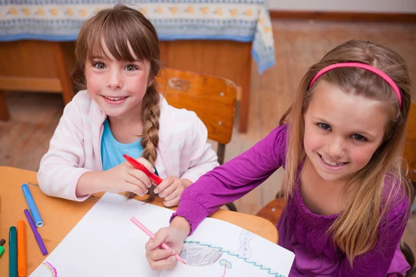 Симпатичные школьницы рисуют в раскраске — стоковое фото