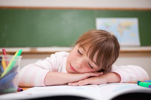 Studentessa dormire su una scrivania — Foto Stock