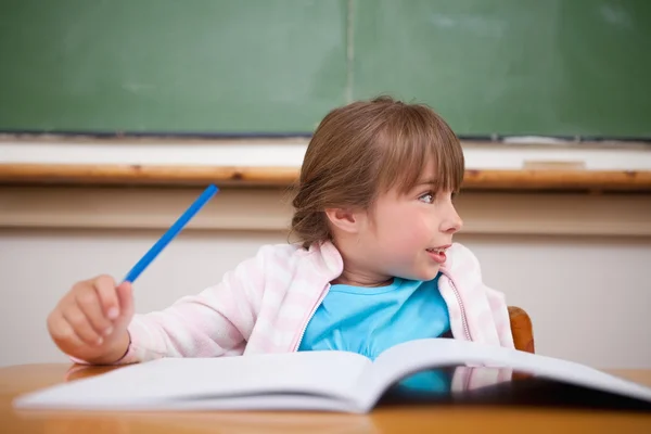Ευτυχισμένος κορίτσι κρατώντας ένα στυλό — Φωτογραφία Αρχείου