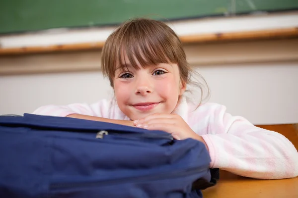 Симпатичная школьница позирует с сумкой — стоковое фото