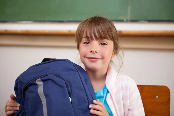 Mutlu kız öğrenci bir çanta ile poz — Stok fotoğraf