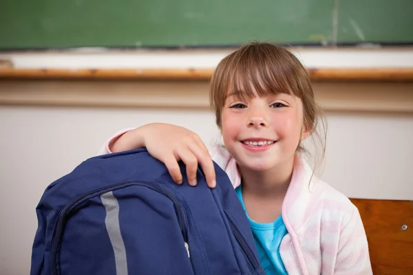 Улыбающаяся школьница позирует с сумкой — стоковое фото