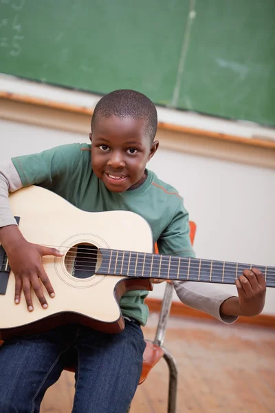 Портрет школьника, играющего на гитаре — стоковое фото