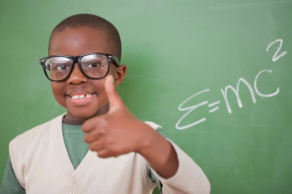 Schoolboy posando com a fórmula de equivalência massa-energia e — Fotografia de Stock