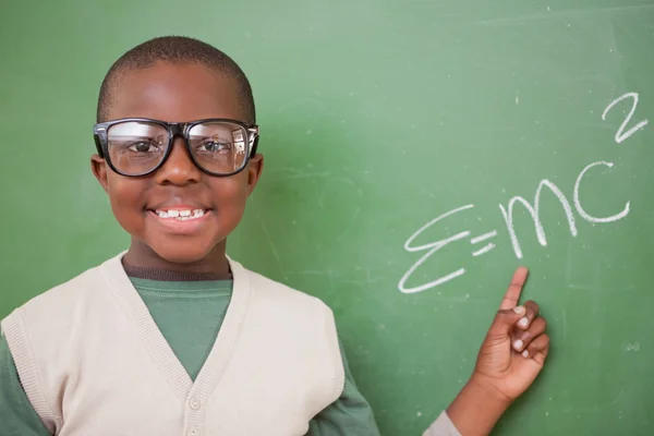 Schoolboy mostrando a fórmula de equivalência massa-energia — Fotografia de Stock
