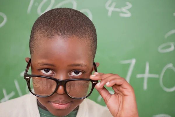 Skolpojke över hans glasögon — Stockfoto