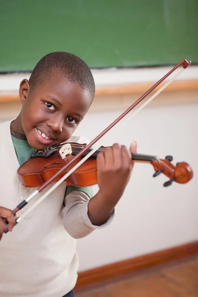 Портрет мальчика, играющего на скрипке — стоковое фото