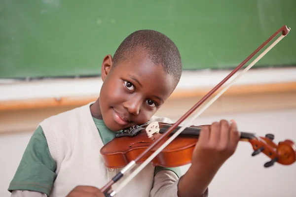 Skolpojke spela fiol — Stockfoto