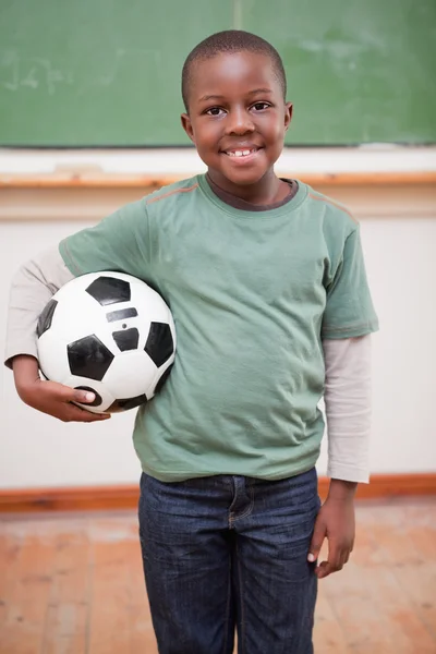 Porträtt av pojke håller en boll — Stockfoto