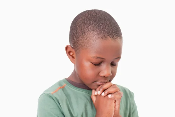 Спокойный мальчик молится — стоковое фото
