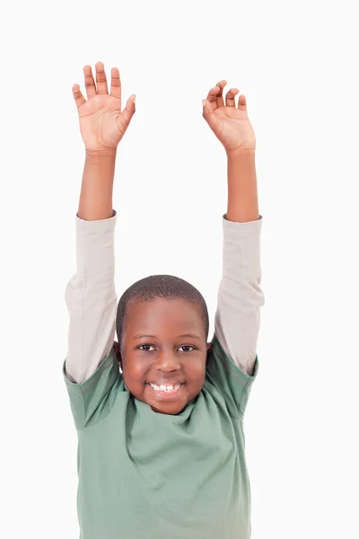 Retrato de um menino levantando os braços — Fotografia de Stock