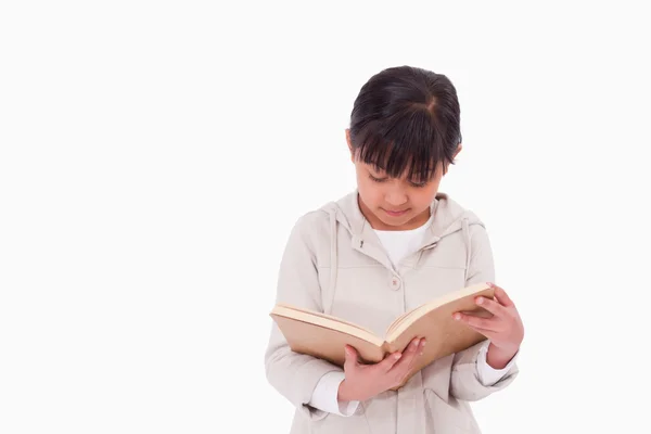 Fille lisant un livre — Photo