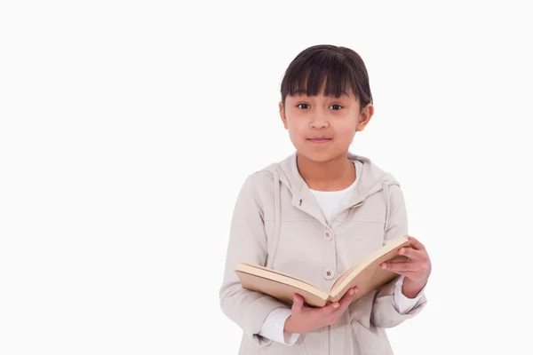 Νεαρή κοπέλα που διαβάζει ένα βιβλίο — Φωτογραφία Αρχείου