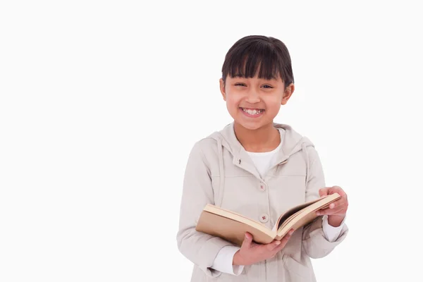 Χαμογελαστό κορίτσι διαβάζοντας ένα βιβλίο — Φωτογραφία Αρχείου