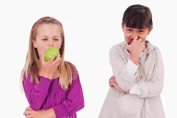Flickor äta äpplen — Stockfoto
