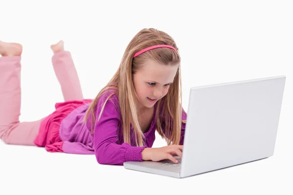 Flickan med en bärbar dator — Stockfoto