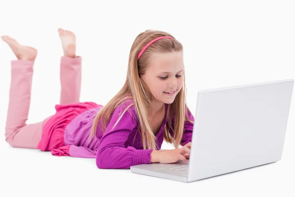 Bir dizüstü bilgisayar kullanan kız — Stok fotoğraf
