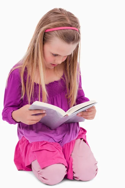 Portret van een meisje dat een boek leest — Stockfoto
