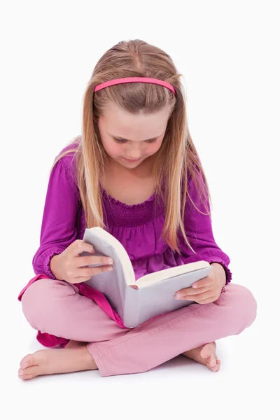 Πορτρέτο του ένα χαριτωμένο κορίτσι, διαβάζοντας ένα βιβλίο — Φωτογραφία Αρχείου