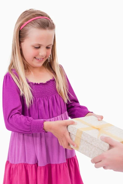 Retrato de uma menina recebendo um presente — Fotografia de Stock