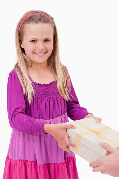 Porträt eines glücklichen Mädchens, das ein Geschenk erhält — Stockfoto