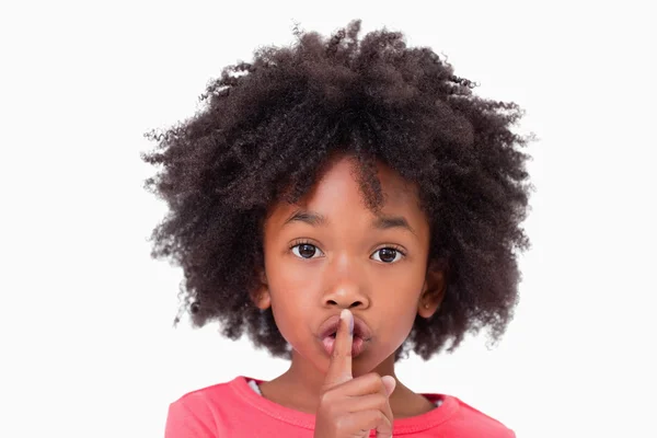 Close up de uma menina pedindo silêncio — Fotografia de Stock