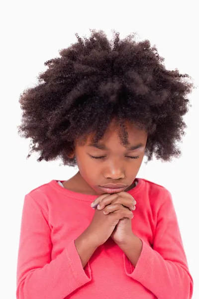 Портрет девочки, молящейся — стоковое фото