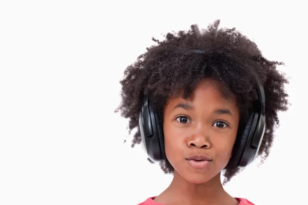 Close up van een meisje muziek beluisteren — Stockfoto