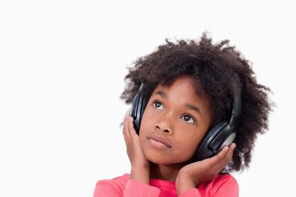 Bliska spokojnej dziewczyny, słuchanie muzyki — Zdjęcie stockowe