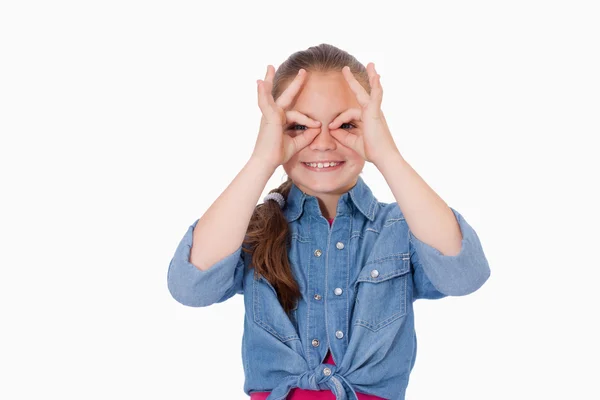 Девушка с пальцами вокруг глаз — стоковое фото