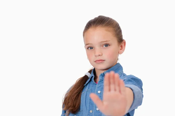 Девушка говорит хватит с ее рукой — стоковое фото
